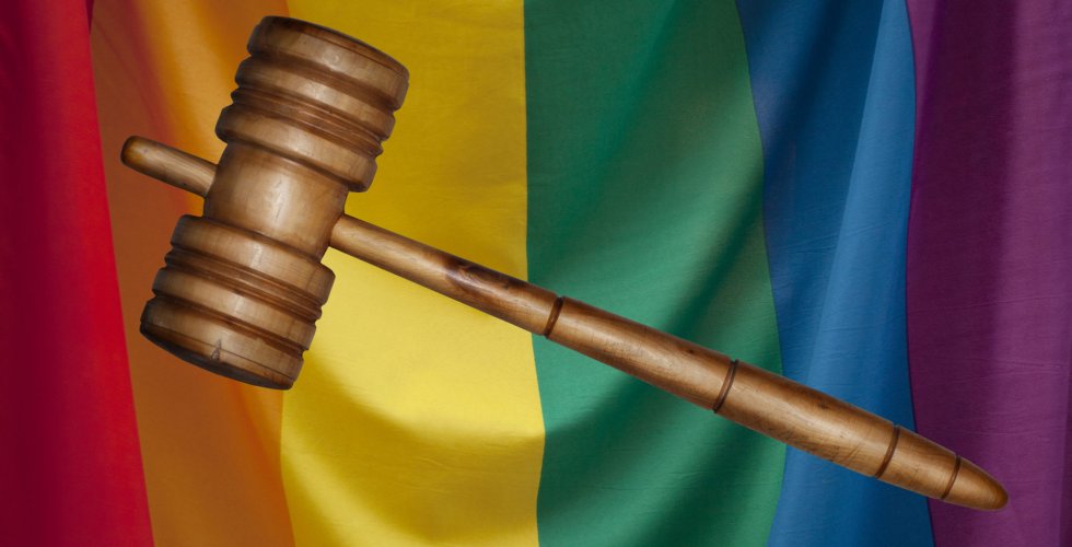 Domstolsklubba mot prideflagga