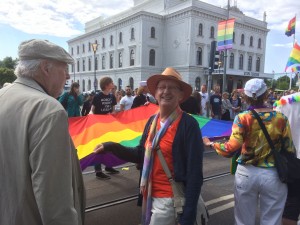 Långa regnbågsflaggan i WestPride-paraden